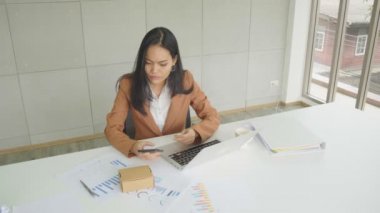 Asya iş kadın tutmak Bitcoin token ve kontrol online iş