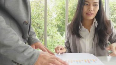 Asya iş kadın Yöneticisi ofis işçisi iş açıklamak