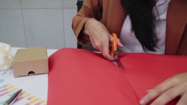 Asya kadın Noel veya yeni yıl için bir hediye sarma