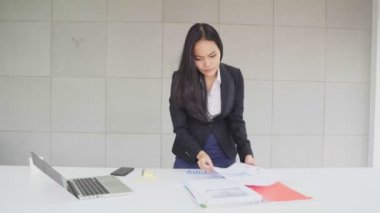 Asya iş kadın müdür iş ciddi ve atmak kağıt belge