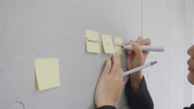 Birisi çalışma alanında gemide Yapışkan nota metin ortalama başarı yazmak