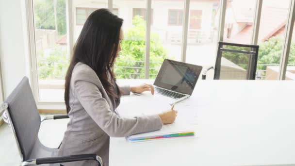 オフィスビルでレビュー文書を扱うスマートアジアのビジネス女性 — ストック動画