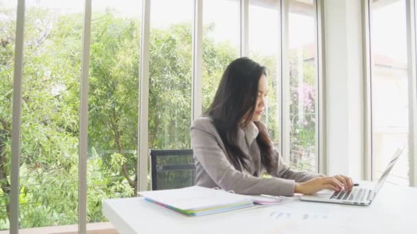 Mulher Negócios Asiática Inteligente Trabalhando Com Documento Revisão Prédio Escritórios — Vídeo de Stock