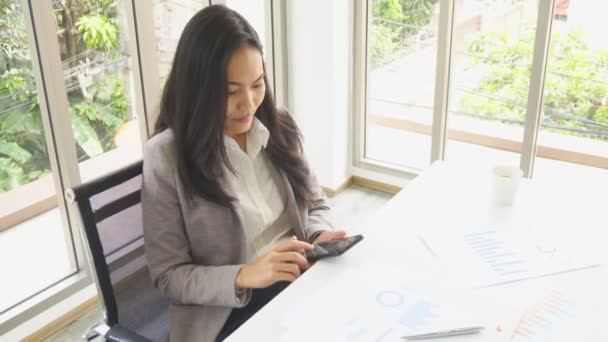 Mujer Negocios Asiática Trabajando Con Smartphone Documento Revisión Edificio Oficinas — Vídeo de stock