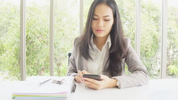 Asiatique Entreprise Femme Gestionnaire Envoyé Une Clé Bureau Travailleur — Video