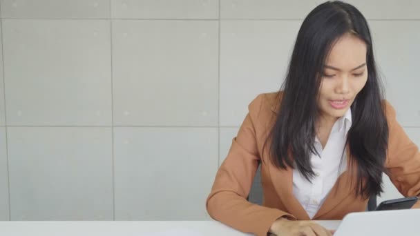 Intelligente Donna Affari Asiatica Che Lavora Online Con Smartphone Presso — Video Stock