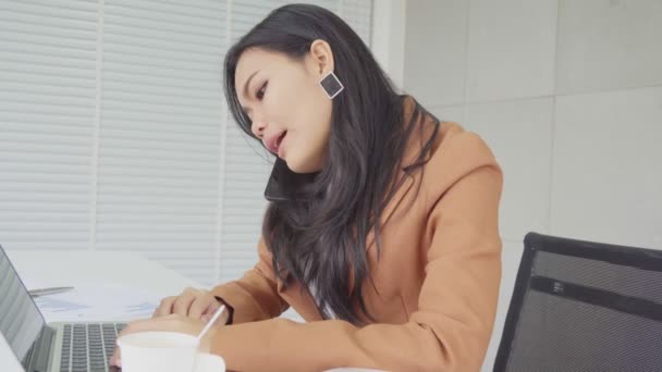 Asiatico Affari Donna Occupato Lavoro Con Computer Portatile Chiamata Telefono — Video Stock