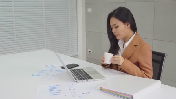 Business Woman Drink Hete Koffie Relax Tijd Baan — Stockvideo