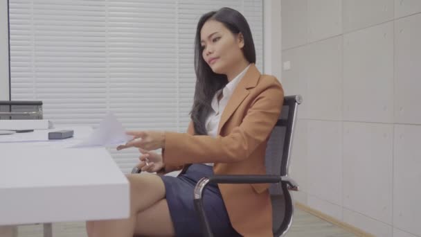 Negócios Asiáticos Trabalho Feminino Ler Documento Prédio Escritórios — Vídeo de Stock