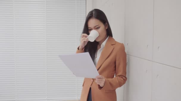 Kobieta Biznesu Pić Gorącą Kawę Relaks Czas Pracy — Wideo stockowe