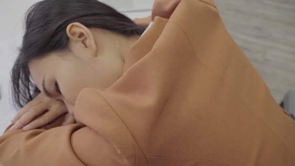 Kadını Yerinde Çalışmak Için Uyanmak Ofis Işyerinde Sert Uyku — Stok video