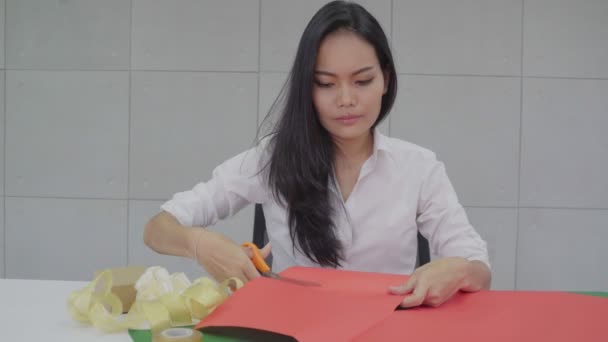 Aziatische Vrouw Inpakken Een Cadeautje Voor Kerstmis Nieuwjaar — Stockvideo