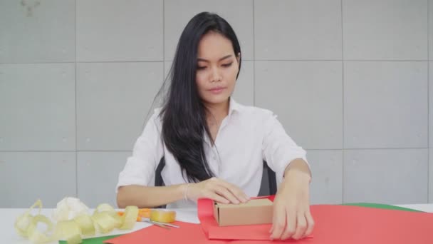 Wanita Asia Membungkus Hadiah Untuk Natal Atau Tahun Baru — Stok Video