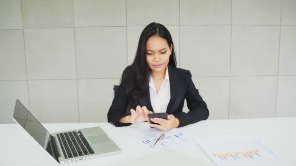 Femme Affaires Travaillant Avec Écran Vert Smartphone Dans Lieu Travail — Video