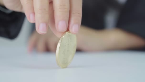 Femme Tourne Jeton Bitcoin Sur Table Dans Lieu Travail Avec — Video