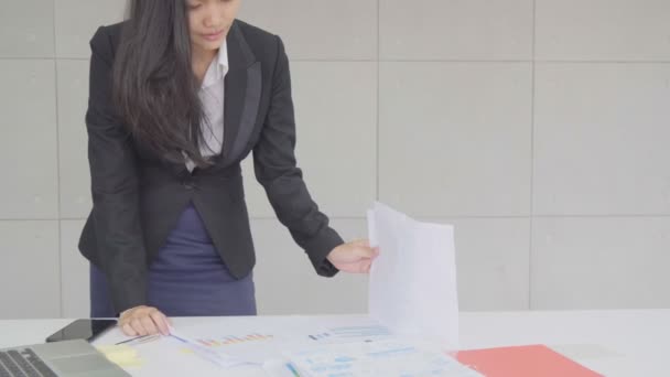 Азіатський Бізнес Леді Менеджер Працювати Серйозно Кинути Паперовий Документ — стокове відео