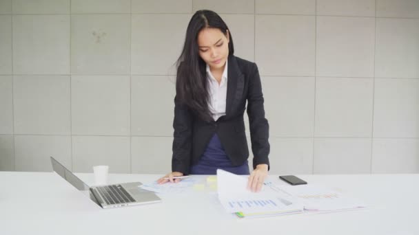 Азиатская Бизнес Менеджер Работает Серьезно Бросать Бумажные Документы — стоковое видео