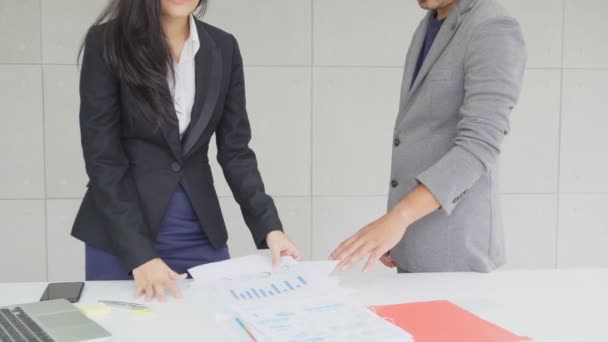 Asiatische Geschäftsfrau Manager Arbeiten Seriös Und Werfen Papierdokument Büroangestellten — Stockvideo
