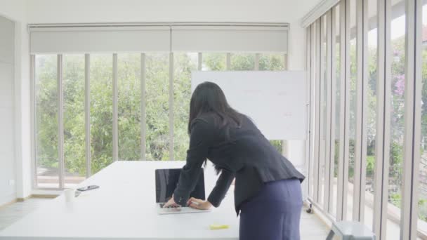 Aziatische Zakenvrouw Werken Met Laptop Computer Schrijf Tekst Sticky Note — Stockvideo