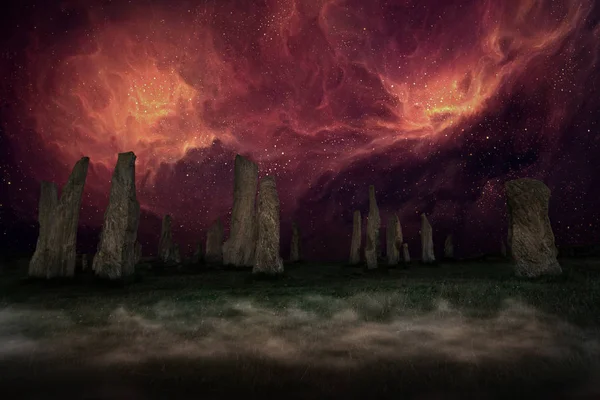 古代の場所の背景 夜空の下で一枚岩石 — ストック写真