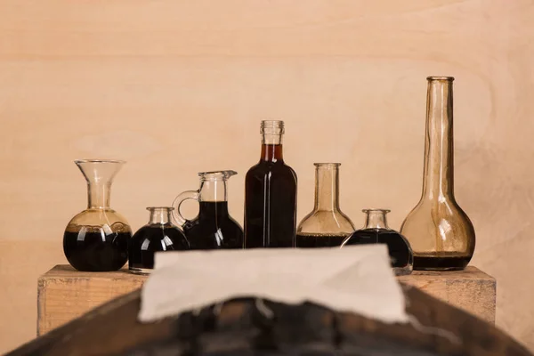 Eski varil ve şişeler Modena balsamik sirke için 