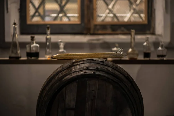 モデナのバルサミコ酢の古いバレル — ストック写真