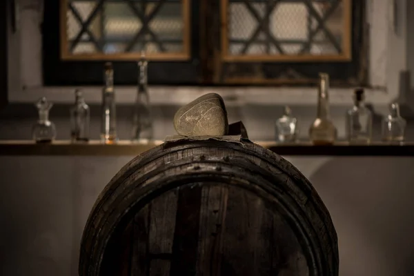 モデナのバルサミコ酢の古いバレル — ストック写真