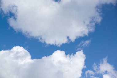 Mavi gökyüzü ile ön planda beyaz ışık bulutlar