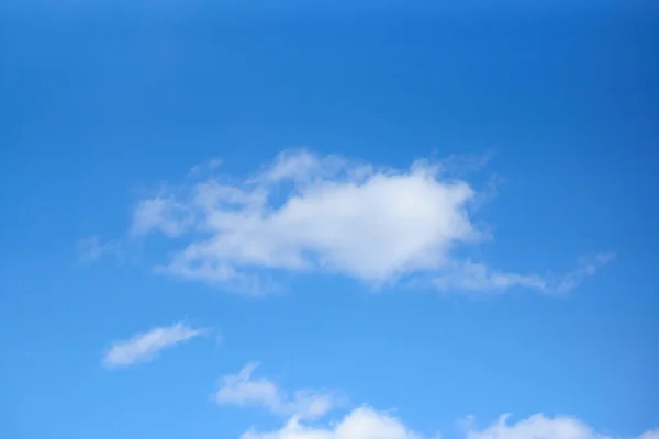 Білі Кумульські Хмари Блакитному Небі — стокове фото