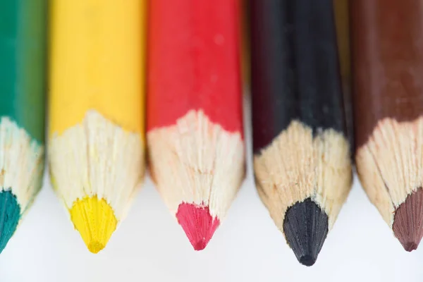 Birçok Arka Plan Üzerinde Keskinleşmiş Renkli Kalemler Yakın Çekim Keskin — Stok fotoğraf