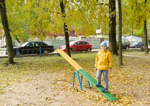 Мальчик Желтой Куртке Отдыхает Осеннем Парке — стоковое фото
