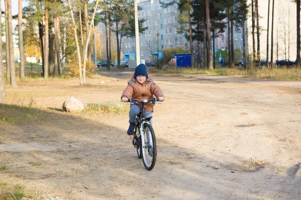 Niño Con Gafas Ropa Abrigo Bicicleta — Foto de Stock