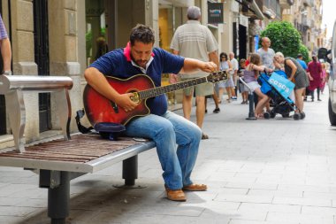 Reus sokaklarında sıcak güneşli gün. Reus da Costa Dauradas köpüklü kumsalları bir kapıdır. Reus büyük mimar Gaudi yeridir.