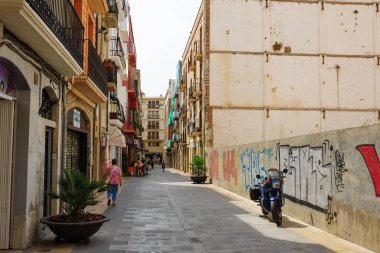 Reus sokaklarında sıcak güneşli gün. Reus da Costa Dauradas köpüklü kumsalları bir kapıdır. Reus büyük mimar Gaudi yeridir.