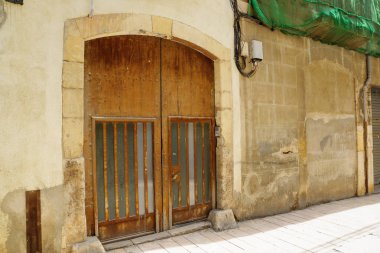 Reus sokaklarında sıcak güneşli gün. Reus da Costa Dauradas köpüklü kumsalları bir kapıdır. Reus büyük mimar Gaudi yeridir.