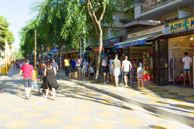 Salou, İspanya - 13 Ağustos 2017: Salou, İspanya'nın en büyük turist şehirlerinden biridir. Yüzlerce turist ile yaya sokakları.