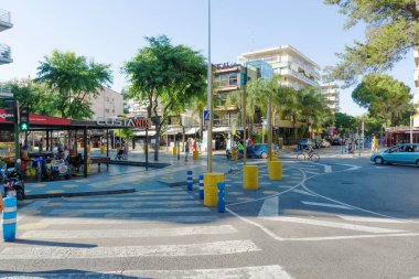 Salou, İspanya - 13 Ağustos 2017: Salou, İspanya'nın en büyük turist şehirlerinden biridir. Yüzlerce turist ile yaya sokakları.