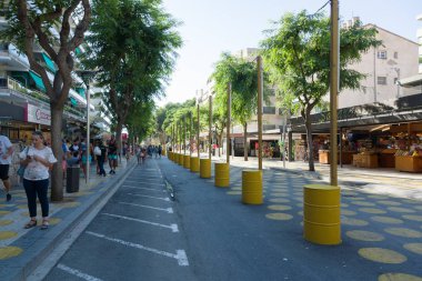 Salou, İspanya - 13 Ağustos 2017: Salou, İspanya'nın en büyük turist şehirlerinden biridir. Yüzlerce turist ile yaya sokakları.
