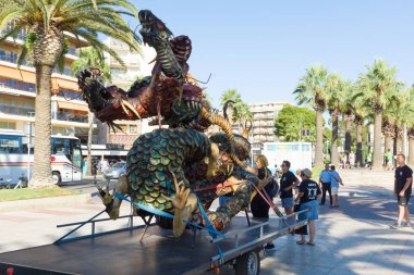 Salou, İspanya - 13 Ağustos 2017: Salou, İspanya'nın en büyük turist şehirlerinden biridir. Heykeller ve turistler için teslim.