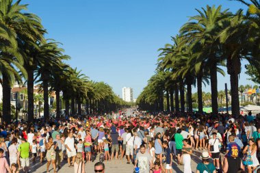 Salou, İspanya - 13 Ağustos 2017: Birlik sembolü ve metanet Catalonia ruhunun bir yaşam piramit inşaat olduğunu!