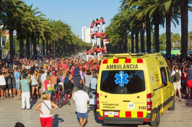 Salou, İspanya - 13 Ağustos 2017: Birlik sembolü ve metanet Catalonia ruhunun bir yaşam piramit inşaat olduğunu!