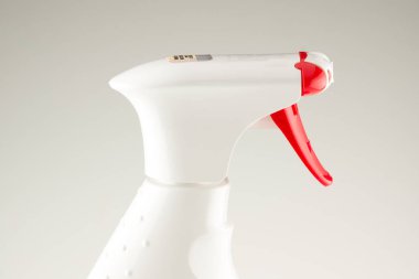 ev kimyasal püskürtücü el yakın çekim