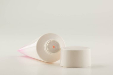 yakın çekim bir kapta beyaz tıbbi krem