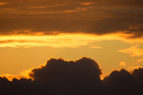 Hermosas Nubes Color Dorado Antes Del Amanecer —  Fotos de Stock