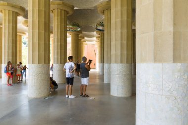 Barselona, İspanya - 17 Ağustos 2017: Gotik stil binası ve Guell Park 'tan Barselona kasabası üzerine hava manzarası.