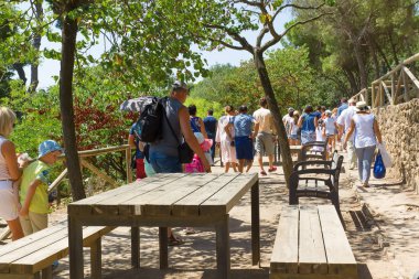 Barselona, İspanya - 17 Ağustos 2017: Gotik stil binası ve Guell Park 'tan Barselona kasabası üzerine hava manzarası.