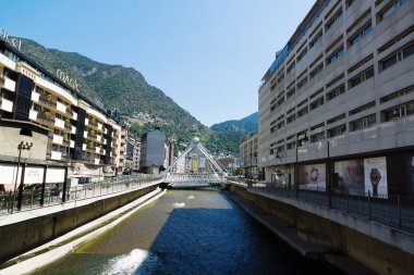 Andorra la Vella, Andorra - 14 Ağustos 2017: Andorra en küçük ticaret vergi ile ülkedir. Bir turist ve Avrupa'nın ticaret merkezi olduğunu. Nehir ile şehrin bir anıt.