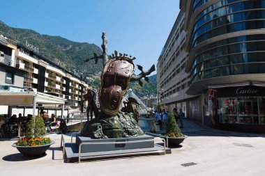Andorra la Vella, Andorra - 14 Ağustos 2017: Andorra en küçük ticaret vergi ile ülkedir. Salvador Dali 