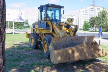 Borisov, Beyaz Rusya - 05 Temmuz 2018: güçlü yol yapımı için makineler üzerinde bir otoyol inşaatı.