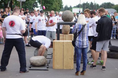Borisov, Beyaz Rusya - 16 Temmuz 2016: insanlar spor ve Rekreasyon karmaşık beşinci yıldönümünü kutlamak.